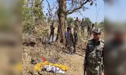 पेड़ पर लटका मिला मां-बेटे का शव, बेटी की लाश तालाब से बरामद