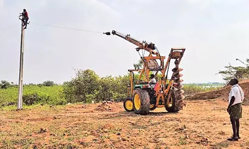 Telangana: फसलों की खेती का रकबा बढ़ने के साथ किसान बिना सीमा के कृषि बोरिंग खोद रहे Telangana: फसलों की खेती का रकबा बढ़ने के साथ किसान बिना सीमा के कृषि बोरिंग खोद रहे