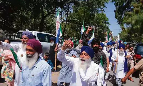 Jalandhar: किसानों ने मंत्रियों के घरों के सामने दिया धरना Jalandhar: किसानों ने मंत्रियों के घरों के सामने दिया धरना
