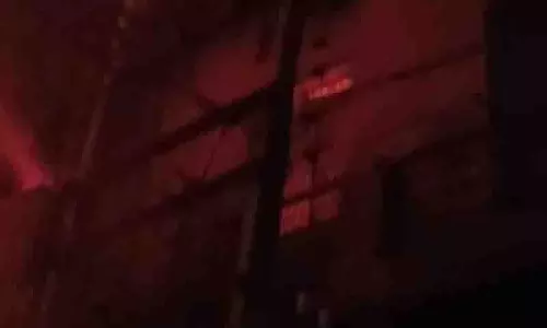 Kirpal Nagar में भीषण आग से बहुमंजिला होजरी फैक्ट्री जलकर खाक