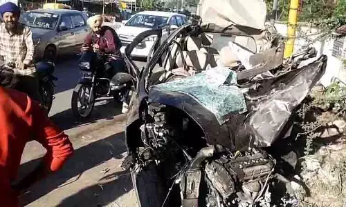 Mohali में तेज रफ्तार कार ने ली तीन युवाओं की जान Mohali में तेज रफ्तार कार ने ली तीन युवाओं की जान