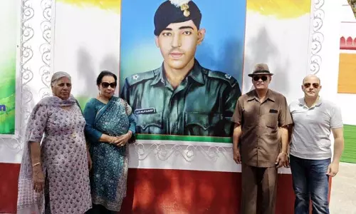 Jammu: ब्रिगेडियर मलिक ने 1971 के युद्ध के अपने साथी को श्रद्धांजलि दी Jammu: ब्रिगेडियर मलिक ने 1971 के युद्ध के अपने साथी को श्रद्धांजलि दी