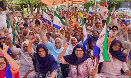 Amritsar जिले में किसानों ने मंत्रियों, विधायकों के घरों के बाहर प्रदर्शन किया