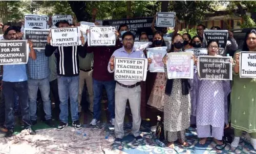 Jammu: व्यावसायिक प्रशिक्षकों ने नौकरी नीति और वेतन वृद्धि के लिए विरोध प्रदर्शन किया