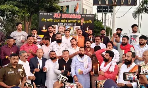 Jammu: युवा राजपूत सभा ने पुलिस कर्मियों की शहादत पर शोक जताने के लिए कैंडल मार्च निकाला Jammu: युवा राजपूत सभा ने पुलिस कर्मियों की शहादत पर शोक जताने के लिए कैंडल मार्च निकाला