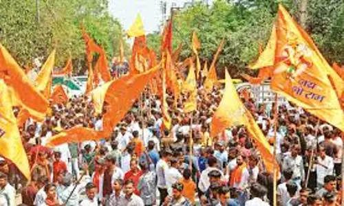 Chatra: रामनवमी की तैयारी में जुटे अखाड़े, भगवा झंडों से पटा बाजार Chatra: रामनवमी की तैयारी में जुटे अखाड़े, भगवा झंडों से पटा बाजार