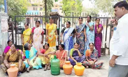 Sangareddy में पीने के पानी के लिए खाली बर्तन और बाल्टियों के साथ लोगों ने किया प्रदर्शन