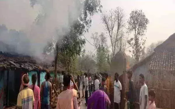 Chaibasa: सिगरेट की चिंगारी से दुकान में लगी आग, लाखों की संपत्ति स्वाहा Chaibasa: सिगरेट की चिंगारी से दुकान में लगी आग, लाखों की संपत्ति स्वाहा