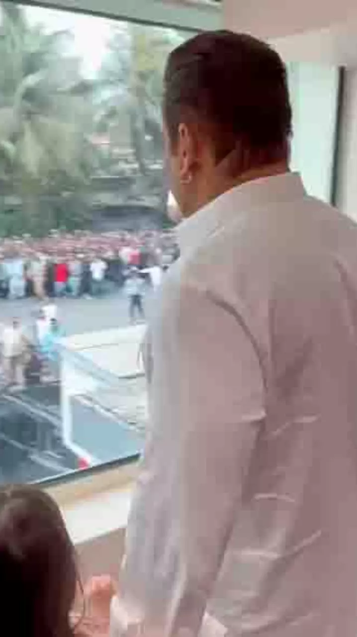 सलमान खान ने बुलेटप्रूफ ग्लास के पीछे से फैंस को दी ईद की बधाई