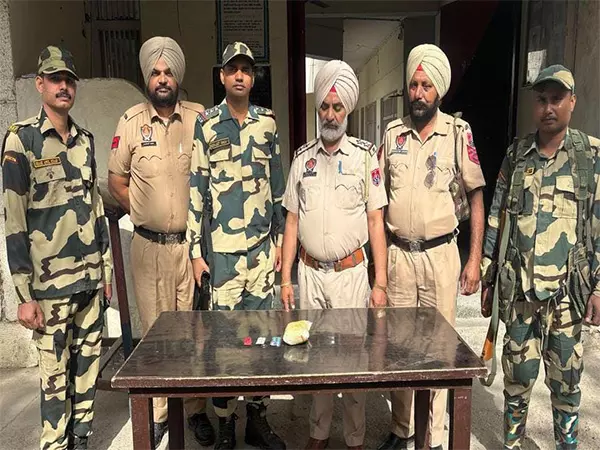 BSF, पंजाब पुलिस ने अमृतसर के पास 492 ग्राम हेरोइन जब्त की BSF, पंजाब पुलिस ने अमृतसर के पास 492 ग्राम हेरोइन जब्त की