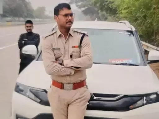 नकली CRPF अफसर असली पुलिस के हत्थे चढ़ा नकली CRPF अफसर असली पुलिस के हत्थे चढ़ा