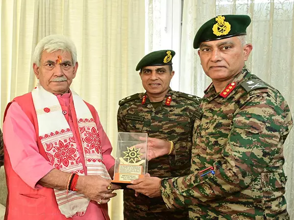 जीओसी ने J-K के एलजी मनोज सिन्हा से मुलाकात की, सुरक्षा स्थिति पर चर्चा की जीओसी ने J-K के एलजी मनोज सिन्हा से मुलाकात की, सुरक्षा स्थिति पर चर्चा की