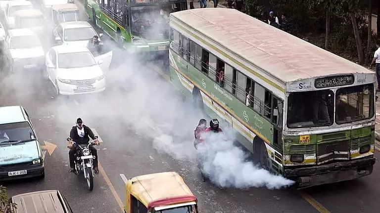 सीएजी रिपोर्ट: दिल्ली में वाहन प्रदूषण नियंत्रण में प्रणालीगत विफलताएं सीएजी रिपोर्ट: दिल्ली में वाहन प्रदूषण नियंत्रण में प्रणालीगत विफलताएं