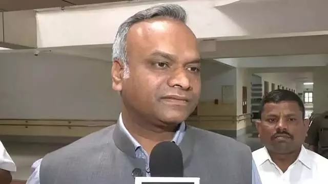 राज्य सरकार बनाम राज्यपाल का टकराव: अगर ऐसा किया तो तमिलनाडु जैसी कानूनी लड़ाई होगी: Priyank Kharge राज्य सरकार बनाम राज्यपाल का टकराव: अगर ऐसा किया तो तमिलनाडु जैसी कानूनी लड़ाई होगी: Priyank Kharge