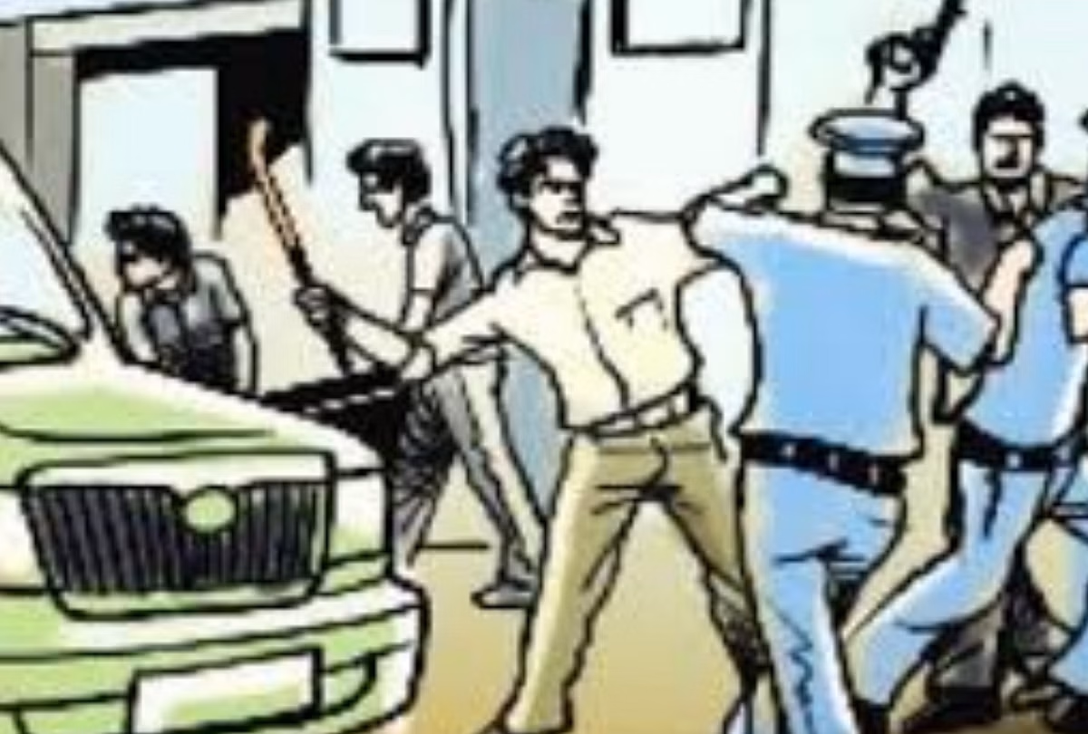Ballia: छेड़खानी के मामले में कार्रवाई करने पहुंची पुलिस टीम पर हमला Ballia: छेड़खानी के मामले में कार्रवाई करने पहुंची पुलिस टीम पर हमला