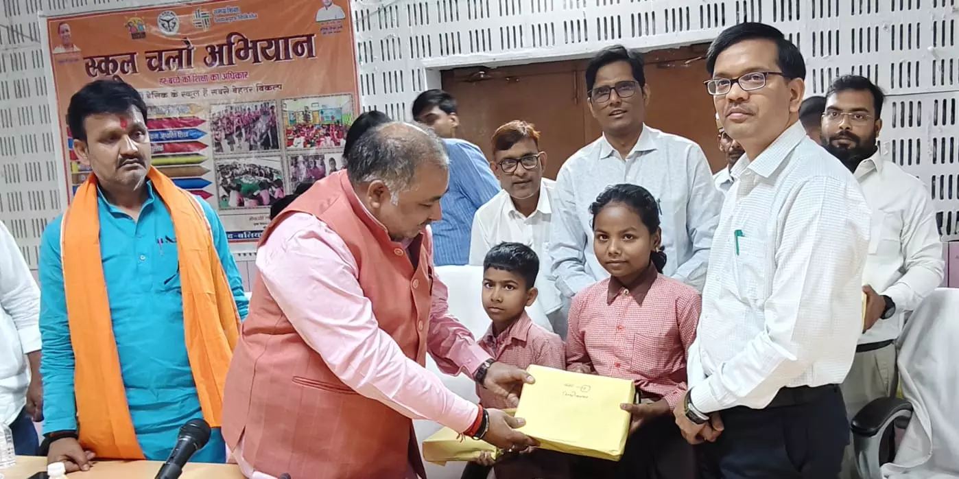 Ballia: परिवहन मंत्री ने स्कूल चलो अभियान के शुभारंभ में दिया शिक्षा का संदेश
