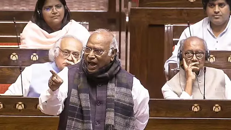 राज्यसभा में खड़गे ने जाति जनगणना को लेकर सरकार पर निशाना साधा राज्यसभा में खड़गे ने जाति जनगणना को लेकर सरकार पर निशाना साधा