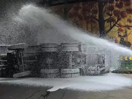 ऑयल टैंकर रेलवे अंडर ब्रिज में हादसे का शिकार, रास्ते को बंद किया गया ऑयल टैंकर रेलवे अंडर ब्रिज में हादसे का शिकार, रास्ते को बंद किया गया