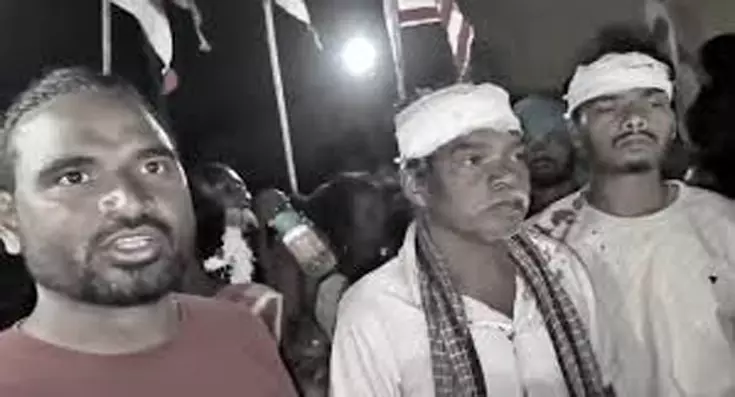 गांव में जुलूस के दौरान दो पक्षों में संघर्ष, लाठी-डंडे और ईंट-पत्थर चलने लगे, 8 घायल गांव में जुलूस के दौरान दो पक्षों में संघर्ष, लाठी-डंडे और ईंट-पत्थर चलने लगे, 8 घायल