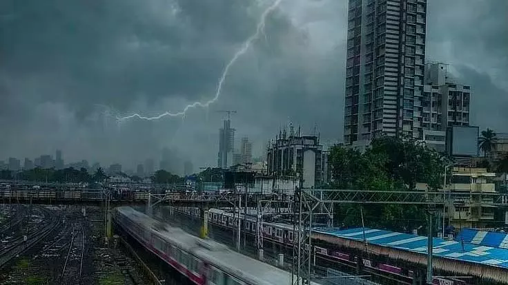 Mumbai: महाराष्ट्र और आसपास के इलाकों में अप्रैल में बेमौसम बारिश क्यों हो रही Mumbai: महाराष्ट्र और आसपास के इलाकों में अप्रैल में बेमौसम बारिश क्यों हो रही