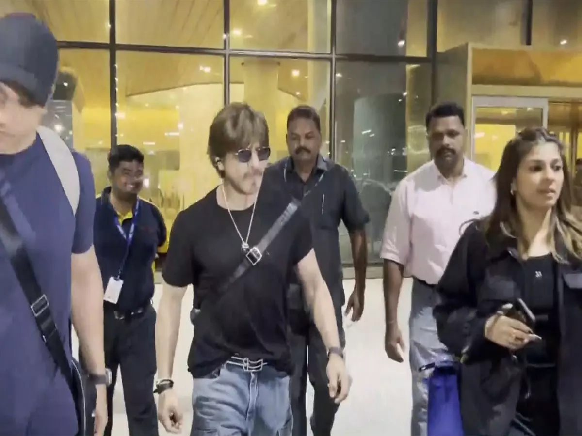 Shahrukh Khan स्टाइल में मुंबई लौटे, एयरपोर्ट पर देखे गए Shahrukh Khan स्टाइल में मुंबई लौटे, एयरपोर्ट पर देखे गए