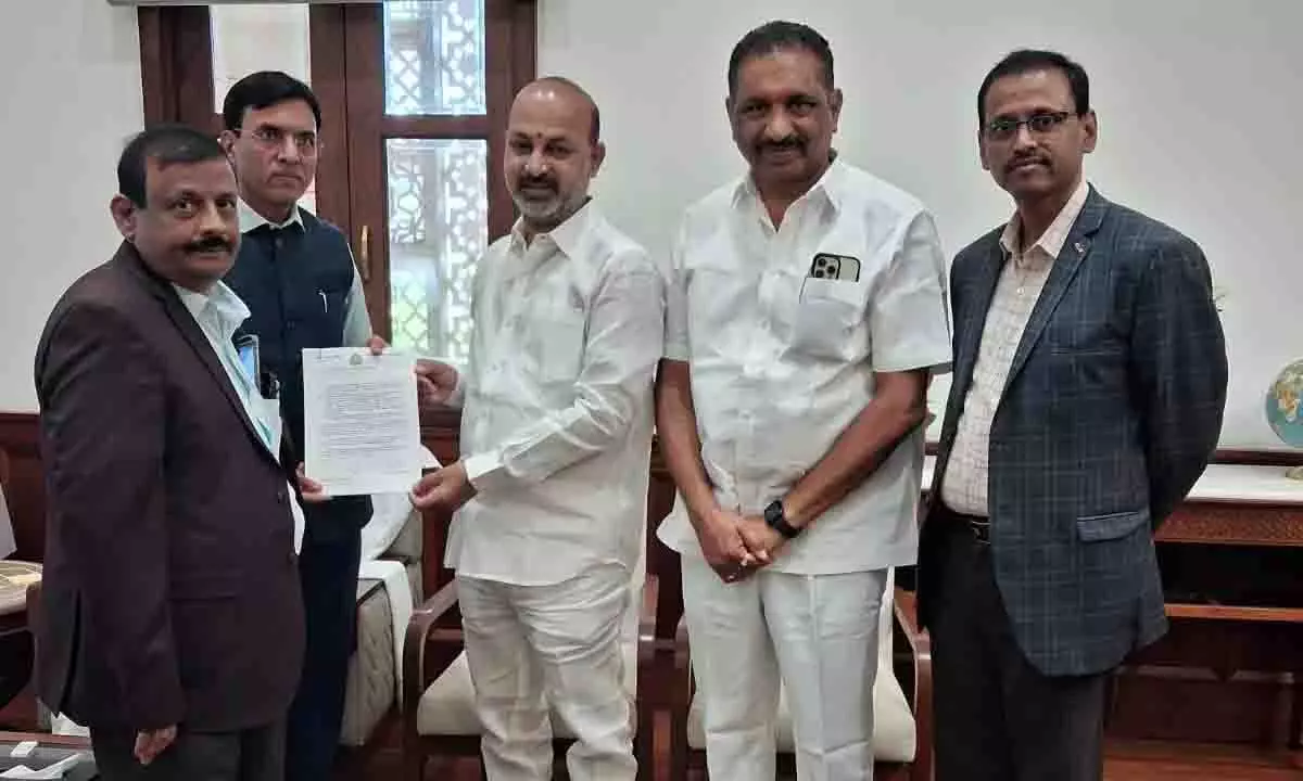 Bandi Sanjay ने केंद्र से करीमनगर में खेल सुविधाओं को बेहतर बनाने का आग्रह किया Bandi Sanjay ने केंद्र से करीमनगर में खेल सुविधाओं को बेहतर बनाने का आग्रह किया