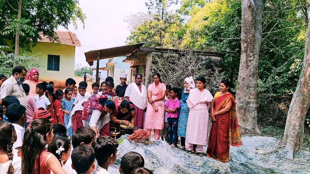 Karnataka: शिक्षकों ने अपने खर्च पर सरकारी स्कूल के लिए खोदा बोरवेल Karnataka: शिक्षकों ने अपने खर्च पर सरकारी स्कूल के लिए खोदा बोरवेल
