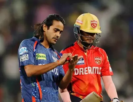 बीसीसीआई ने एलएसजी के गेंदबाज दिग्वेश सिंह राठी पर जुर्माना लगाया बीसीसीआई ने एलएसजी के गेंदबाज दिग्वेश सिंह राठी पर जुर्माना लगाया
