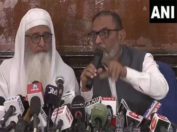 अगर यह बिल पास हुआ तो हम देशव्यापी आंदोलन शुरू करेंगे: AIMPLB ने वक्फ संशोधन विधेयक का विरोध किया अगर यह बिल पास हुआ तो हम देशव्यापी आंदोलन शुरू करेंगे: AIMPLB ने वक्फ संशोधन विधेयक का विरोध किया