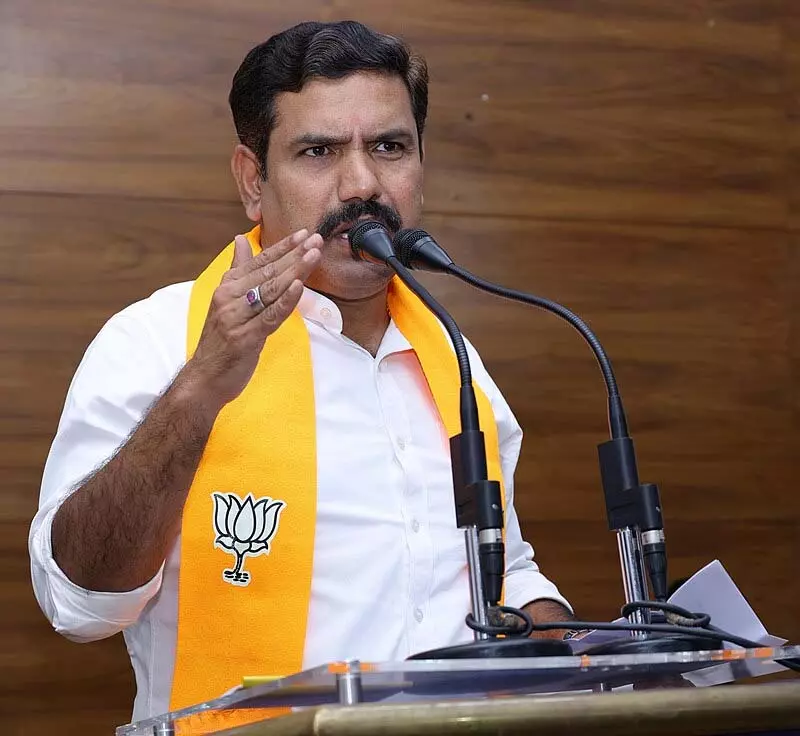 भाजपा ने 18 विधायकों के निलंबन के खिलाफ प्रदर्शन किया : B.Y. Vijayendra Kidi भाजपा ने 18 विधायकों के निलंबन के खिलाफ प्रदर्शन किया : B.Y. Vijayendra Kidi