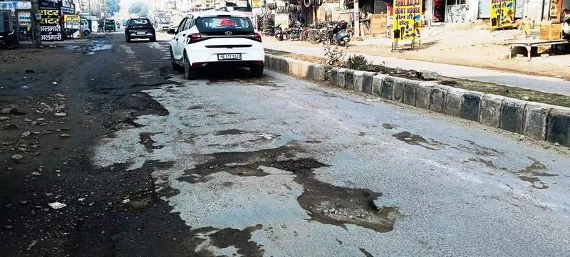 Rohtak रोड की हालत फिर खस्ता, स्थानीय लोगों ने की फोर लेन की मांग Rohtak रोड की हालत फिर खस्ता, स्थानीय लोगों ने की फोर लेन की मांग