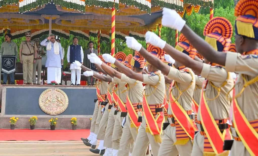 CM सिद्धारमैया ने राज्य में गुंडागर्दी पर अंकुश लगाने के निर्देश दिए CM सिद्धारमैया ने राज्य में गुंडागर्दी पर अंकुश लगाने के निर्देश दिए