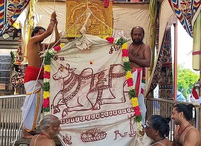 कम्बकारेश्वर मंदिर में रुद्रपद तिरुनल के अवसर पर ध्वजारोहण समारोह कम्बकारेश्वर मंदिर में रुद्रपद तिरुनल के अवसर पर ध्वजारोहण समारोह