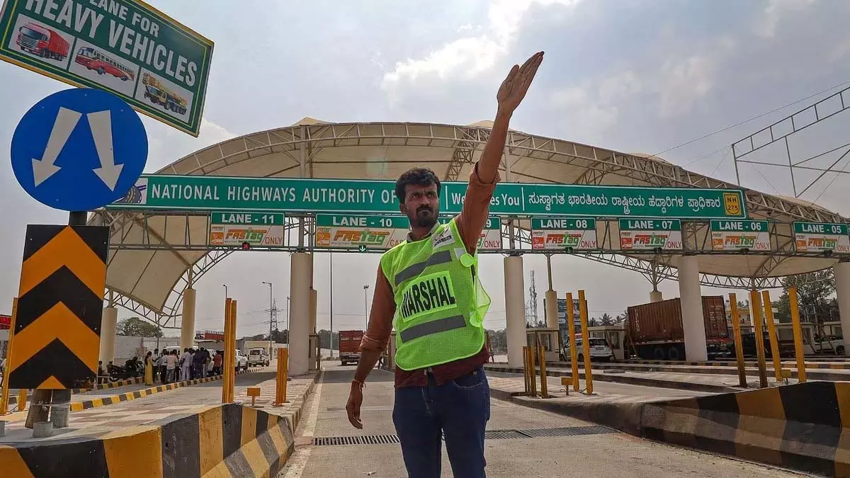 टोल दरों में झटका! NHAI ने शुल्क में इतने % की बढ़त बनाई टोल दरों में झटका! NHAI ने शुल्क में इतने % की बढ़त बनाई