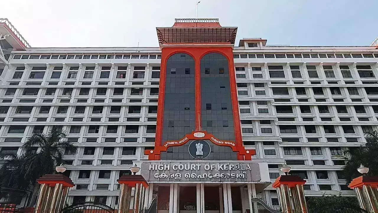 Kerala हाईकोर्ट ने माता-पिता की गिरफ्तारी पर रोक लगाई, ट्रायल कोर्ट में पेश होने से छूट दी Kerala हाईकोर्ट ने माता-पिता की गिरफ्तारी पर रोक लगाई, ट्रायल कोर्ट में पेश होने से छूट दी