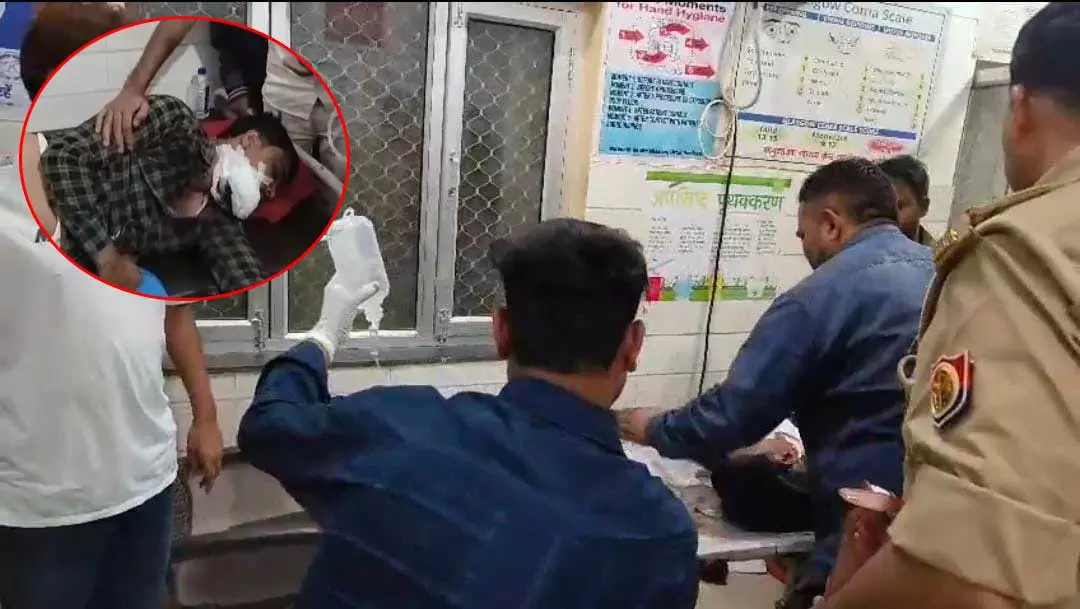 धूल उड़ाती कार के कारण युवक की जिंदगी खतरे में पड़ी, चली गोली धूल उड़ाती कार के कारण युवक की जिंदगी खतरे में पड़ी, चली गोली