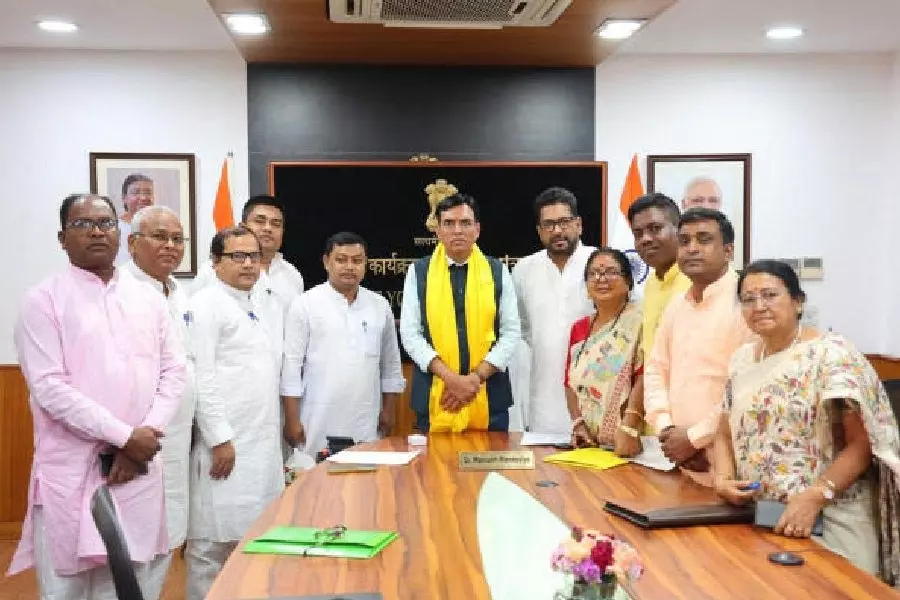 Bengal के 10 भाजपा विधायकों का प्रतिनिधिमंडल सहायता के लिए दिल्ली में केंद्रीय मंत्रियों से मिला Bengal के 10 भाजपा विधायकों का प्रतिनिधिमंडल सहायता के लिए दिल्ली में केंद्रीय मंत्रियों से मिला
