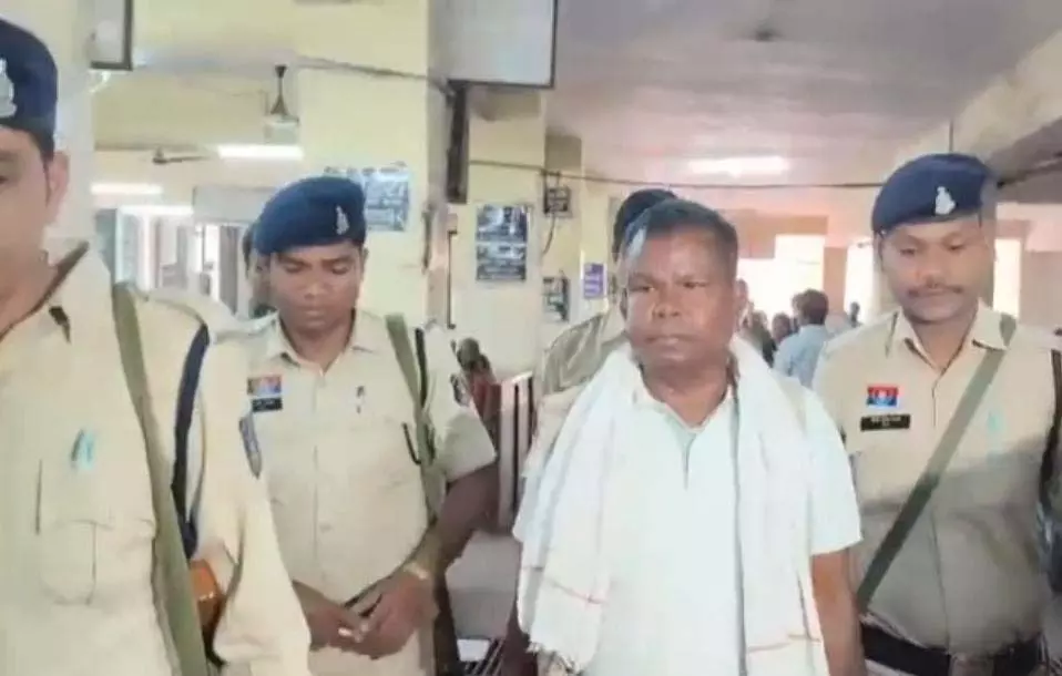 कवासी लखमा को कोर्ट में पेश किया गया कवासी लखमा को कोर्ट में पेश किया गया