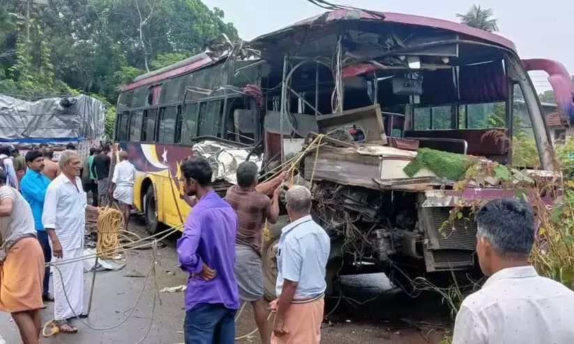 Kerala : कन्नूर के उली में बस-लॉरी की टक्कर में 11 घायल Kerala : कन्नूर के उली में बस-लॉरी की टक्कर में 11 घायल