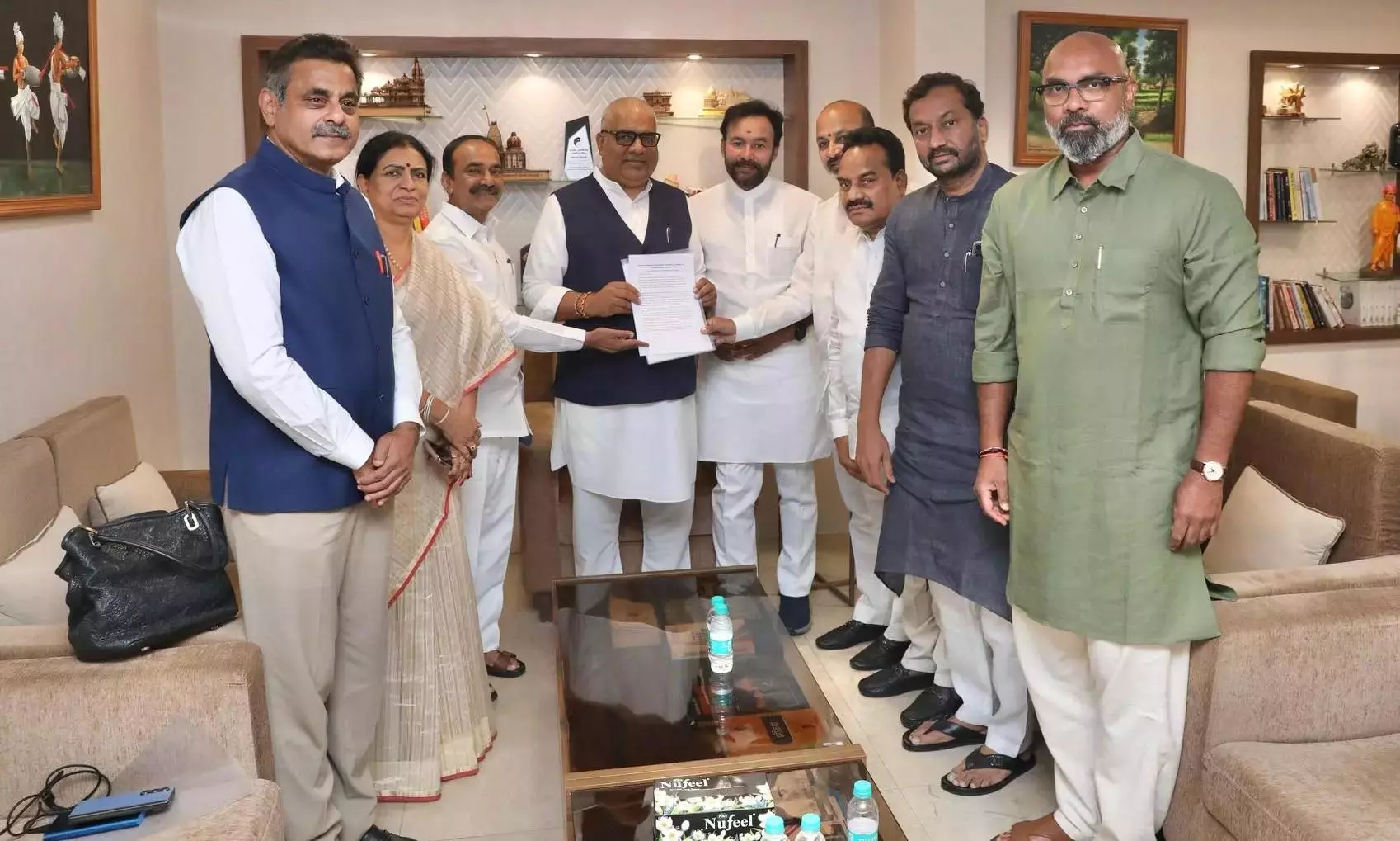 गाचीबोवली भूमि नीलामी विवाद पर BJP नेताओं ने केंद्रीय मंत्रियों से मुलाकात की गाचीबोवली भूमि नीलामी विवाद पर BJP नेताओं ने केंद्रीय मंत्रियों से मुलाकात की
