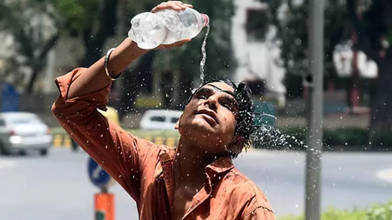 Odisha: गर्मी से प्रभावित संबलपुर में जल कियोस्क से राहत Odisha: गर्मी से प्रभावित संबलपुर में जल कियोस्क से राहत