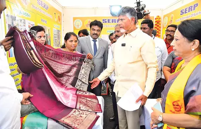 Andhra: सीएम चंद्रबाबू ने अपनी पत्नी के लिए खरीदी रेशमी साड़ी Andhra: सीएम चंद्रबाबू ने अपनी पत्नी के लिए खरीदी रेशमी साड़ी