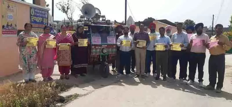 Jalandhar: छात्रों और अभिभावकों को लुभाने के लिए सरकारी स्कूलों ने किराए पर लिए ऑटो-रिक्शा Jalandhar: छात्रों और अभिभावकों को लुभाने के लिए सरकारी स्कूलों ने किराए पर लिए ऑटो-रिक्शा