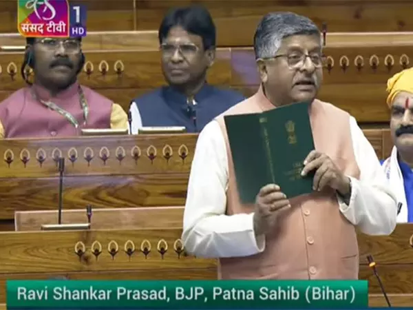रविशंकर प्रसाद ने Waqf Bill पर बहस में संविधान के चुनिंदा उद्धरण को लेकर विपक्ष की आलोचना की रविशंकर प्रसाद ने Waqf Bill पर बहस में संविधान के चुनिंदा उद्धरण को लेकर विपक्ष की आलोचना की