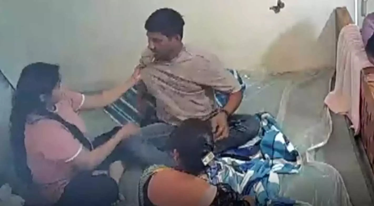 मेरी बीवी से बचाओ साहब...लोको पायलट घरेलू हिंसा का शिकार, पत्नी द्वारा पिटाई का वीडियो सामने आया मेरी बीवी से बचाओ साहब...लोको पायलट घरेलू हिंसा का शिकार, पत्नी द्वारा पिटाई का वीडियो सामने आया