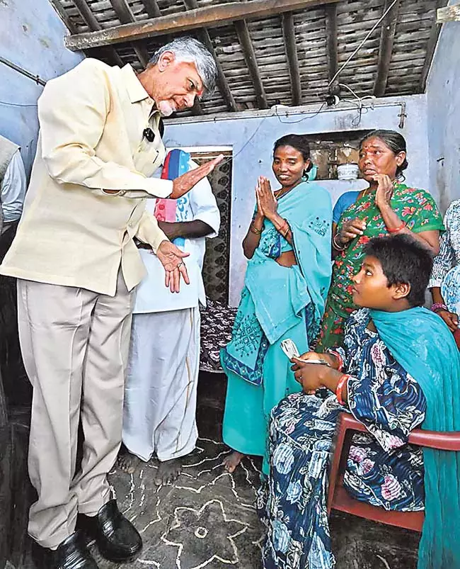 जगन ने जितने भी बटन दबाए वे पेंशन हैं जो हम देते है : CM Chandrababu जगन ने जितने भी बटन दबाए वे पेंशन हैं जो हम देते है : CM Chandrababu