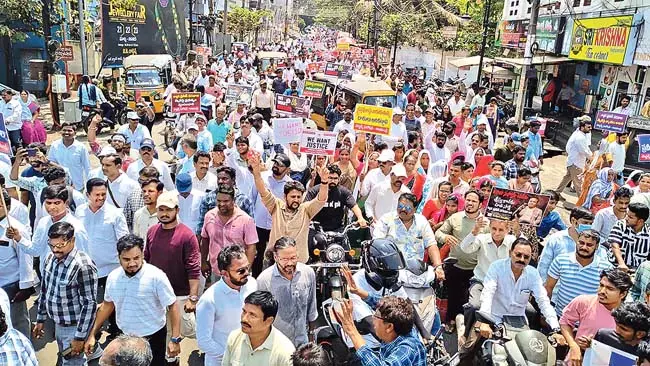 Andhra: प्रवीण की मौत के लिए जिम्मेदार लोगों को कड़ी सजा मिलनी चाहिए Andhra: प्रवीण की मौत के लिए जिम्मेदार लोगों को कड़ी सजा मिलनी चाहिए