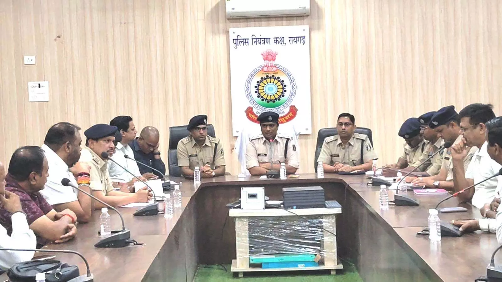 रामनवमी शोभायात्रा को लेकर पुलिस कंट्रोल रूम में हुई अहम बैठक रामनवमी शोभायात्रा को लेकर पुलिस कंट्रोल रूम में हुई अहम बैठक