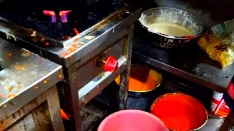 FDA ने स्वच्छता और सुरक्षा उल्लंघन के कारण अंजुना-वागाटोर में 9 भोजनालयों को बंद कर दिया FDA ने स्वच्छता और सुरक्षा उल्लंघन के कारण अंजुना-वागाटोर में 9 भोजनालयों को बंद कर दिया