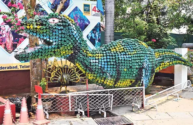 Telangana: पानी के बोतलों से बनाया गया डायनासोर Telangana: पानी के बोतलों से बनाया गया डायनासोर